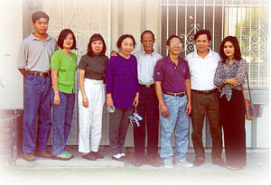 family.jpg (25434 bytes)